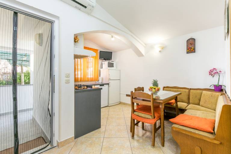Holiday apartment with terrace, yard & BBQ — photo 2