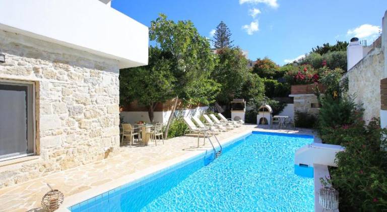 Villa with hot tub, yard & private pool in Heraklion