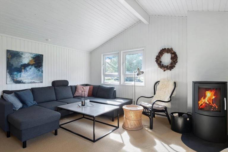 Vacation home with BBQ & patio — photo 2