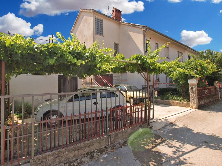 Rental apartment with patio & barbeque in Medulin