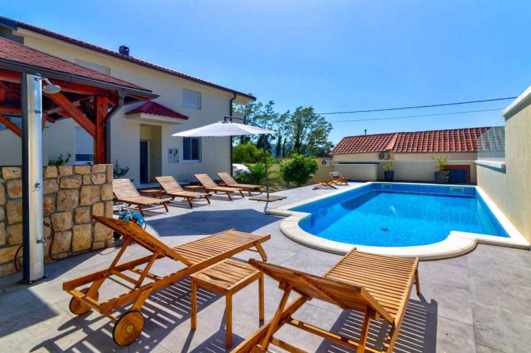 Villa with BBQ & pool | Pool view — photo 3