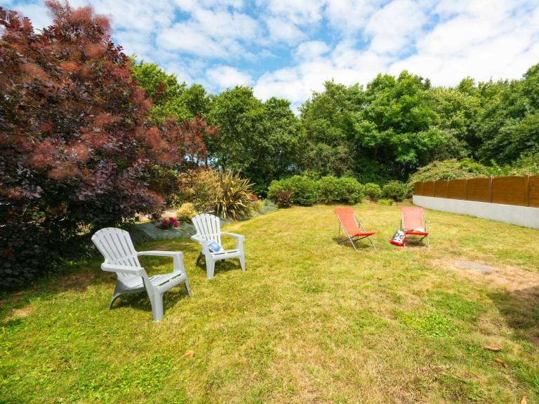 Vacation home with patio, BBQ & yard — photo 2