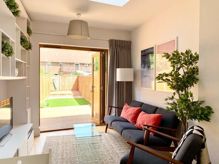 Stylish Modern 3 BDR Flat NW London Garden