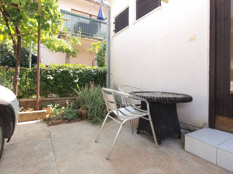 Apartment with terrace & grill in Pula
