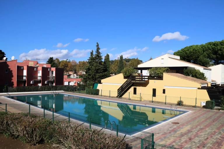 Apartment with pool & patio — photo 5