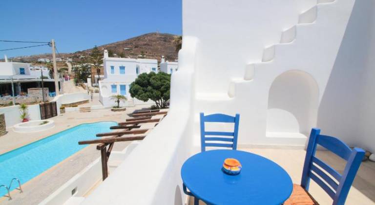 House with terrace & pool in Tinos
