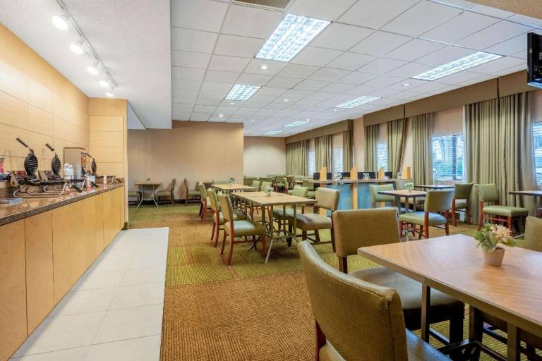 La Quinta Inn & Suites by Wyndham Seattle Sea-Tac Airport — photo 2