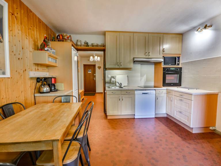 Charming 3-BR Apartment - Ski-In/Ski-Out Access - Great Location in Les Gets — photo 3