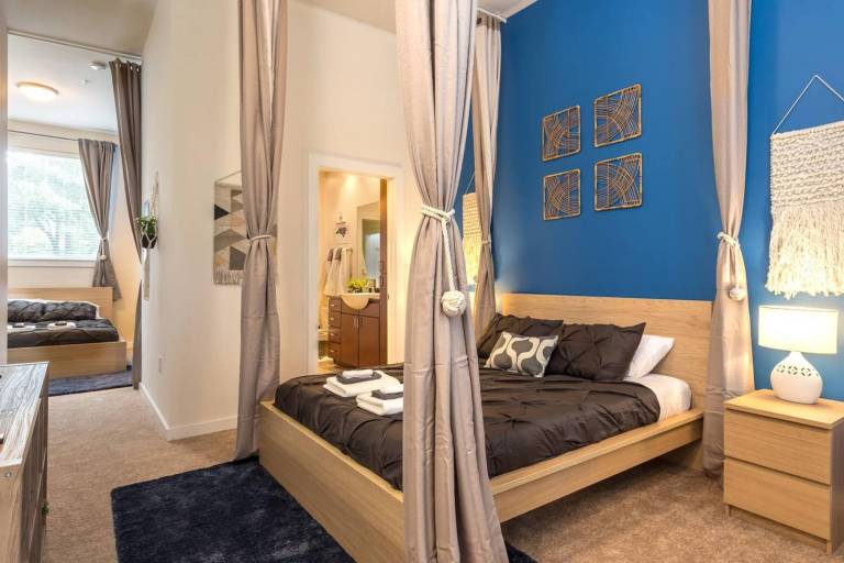 ASK FOR DISCOUNT Vibrant 2 Story Apt Apple TV