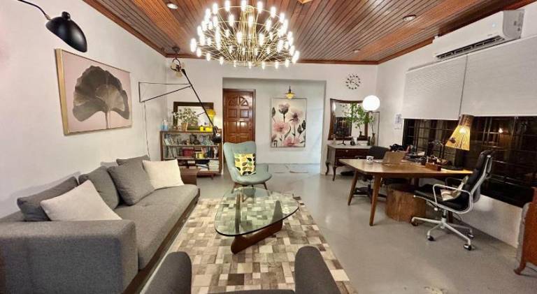 Chic Designer Family Suite Shared Bungalow LRT SS1 PJ in New Town, ND