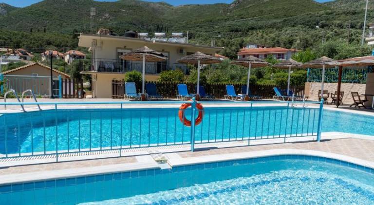 Serviced apartment with garden & terrace | Pets are welcome in Parga
