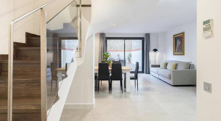 Serviced apartment with patio | Pet-friendly — photo 4