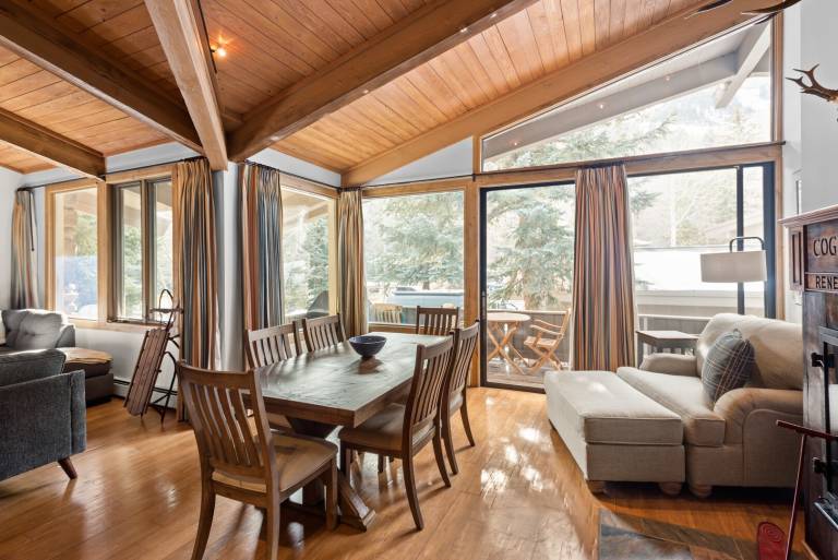 Family-friendly ample condo with terrace & private pool | Close to the ski | Pets allowed — photo 5