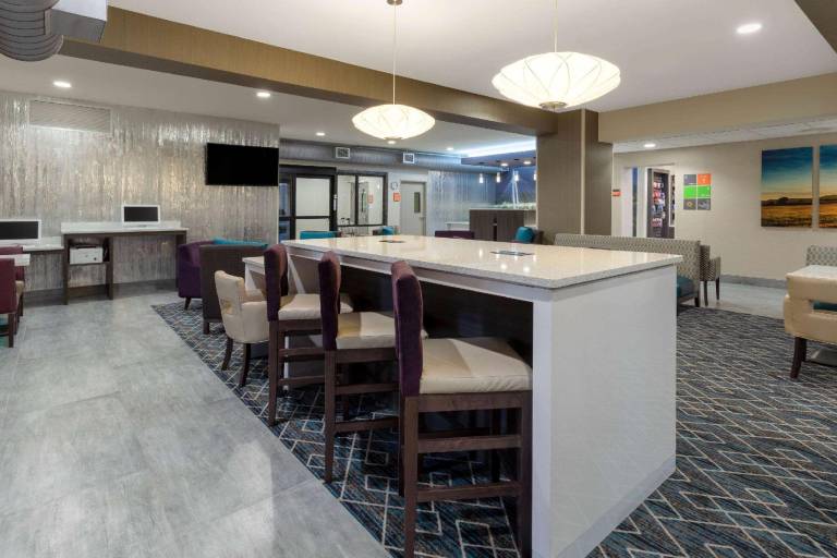 La Quinta Inn & Suites by Wyndham Wichita Airport — photo 2