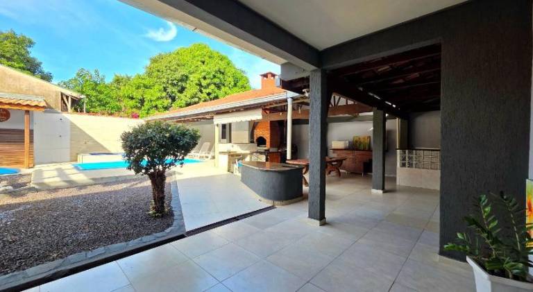 Vacation home with pool — photo 5