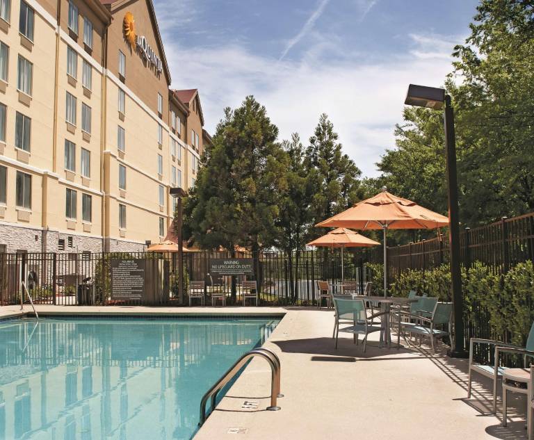 La Quinta Inn & Suites by Wyndham Atlanta Airport North — photo 3
