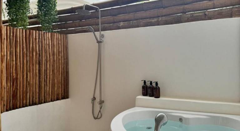 Vacation home with hot tub | Pet-friendly — photo 4
