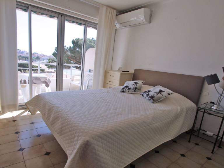 Apartment with patio — photo 4