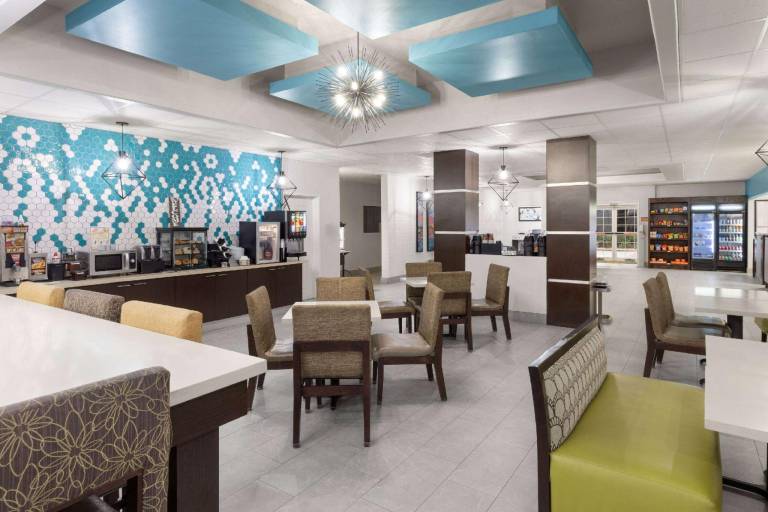 La Quinta Inn & Suites by Wyndham Angleton — photo 5