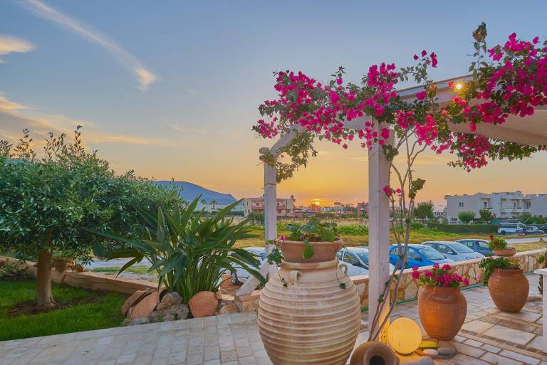 Pleasant serviced apartment with terrace, garden & pool | Beach nearby | Suitable for remote work | Pets allowed — photo 2