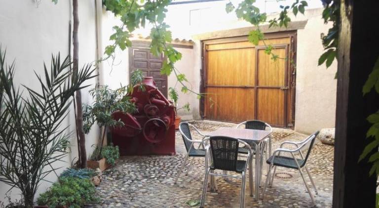 Lovely house with jacuzzi, yard & patio | Pet-friendly — photo 5