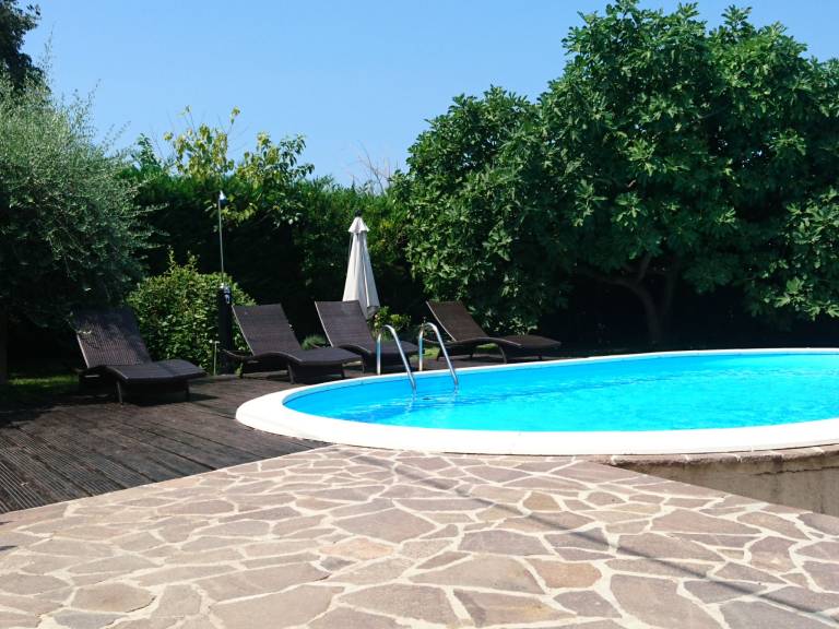 Vacation home with grill, garden & private pool — photo 3