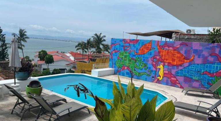 House with pool — photo 3