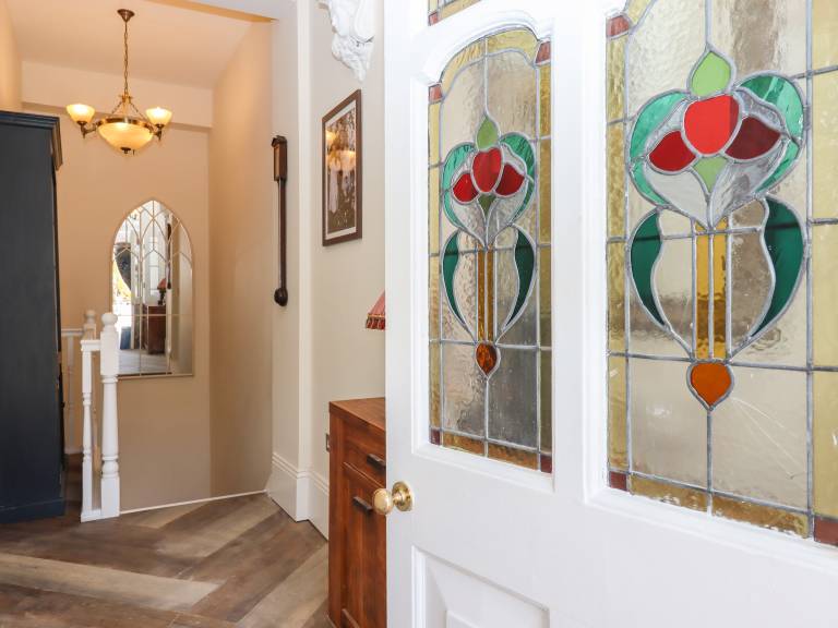 Child-friendly lovely cottage with hot tub & yard | Beach view | Pets allowed — photo 4