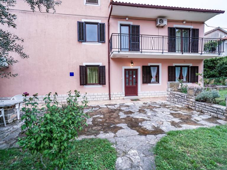 Beautiful vacation home with garden, grill & patio | Pets allowed — photo 2