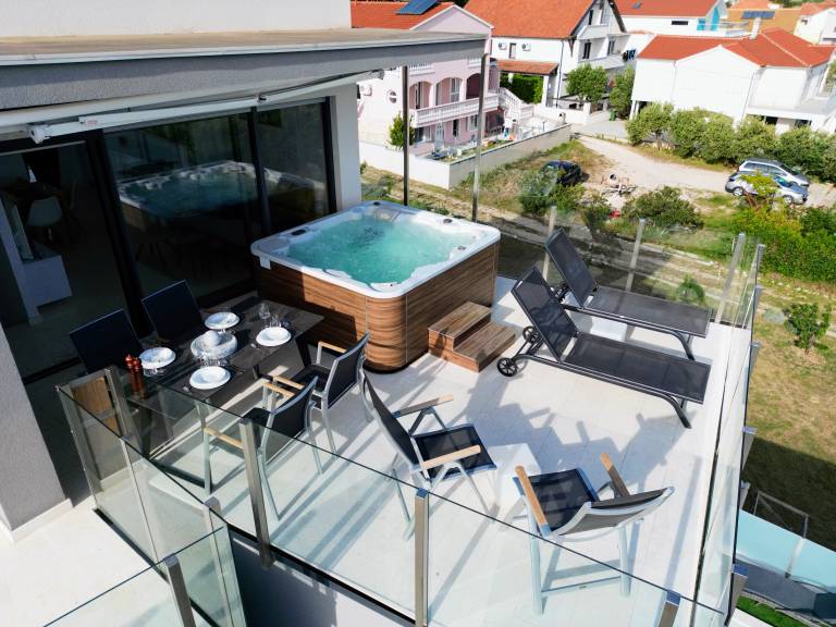 Holiday apartment with hot tub, patio & yard | City view — photo 3