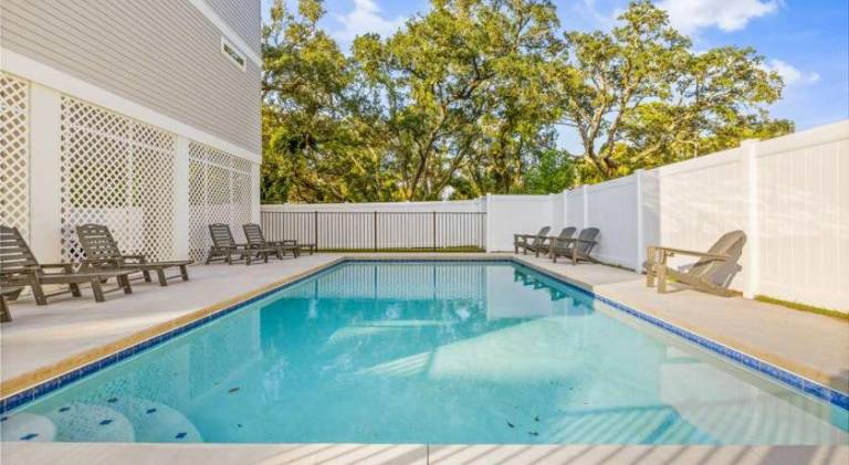 Vacation home with pool | Beach nearby | Pets are welcome — photo 3