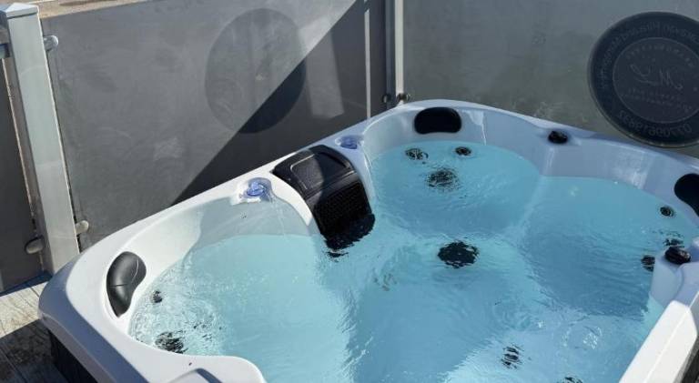 House with hot tub — photo 4