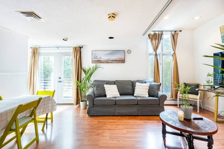Rental apartment with terrace & yard — photo 2