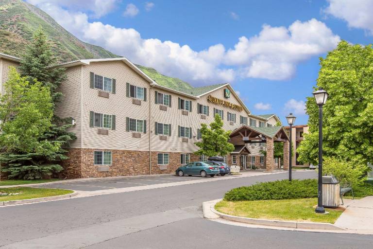 Quality Inn & Suites On The River in Glenwood Springs, CO