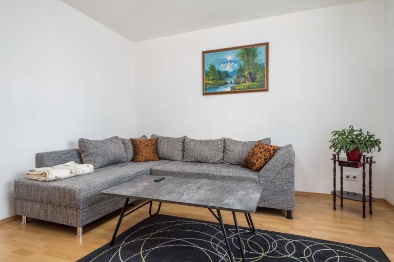 Children-friendly holiday apartment with garden, fast internet & patio | Garden view | Pet-friendly — photo 5