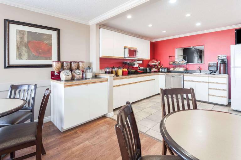 Ramada by Wyndham Sherwood Park — photo 3