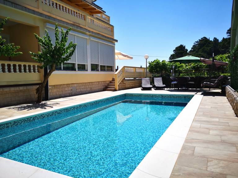 Holiday apartment with terrace, BBQ & pool in Rab