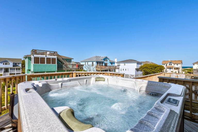 Vacation home with hot tub, barbeque & pool — photo 3