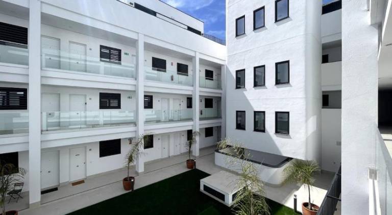 Apartment with pool — photo 4