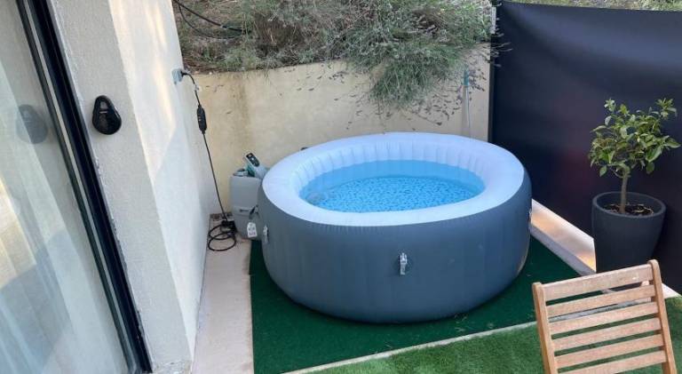 Rental apartment with hot tub — photo 4
