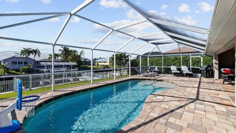 Vacation home with private pool, patio & barbeque | Water view — photo 3