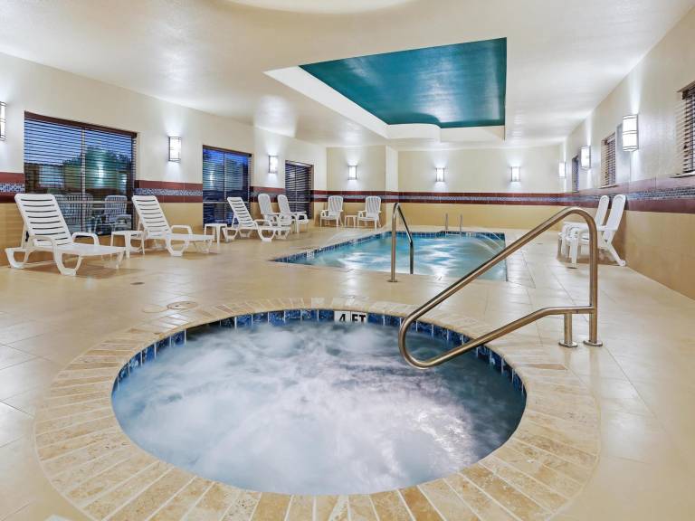 La Quinta Inn & Suites by Wyndham Pearsall — photo 3