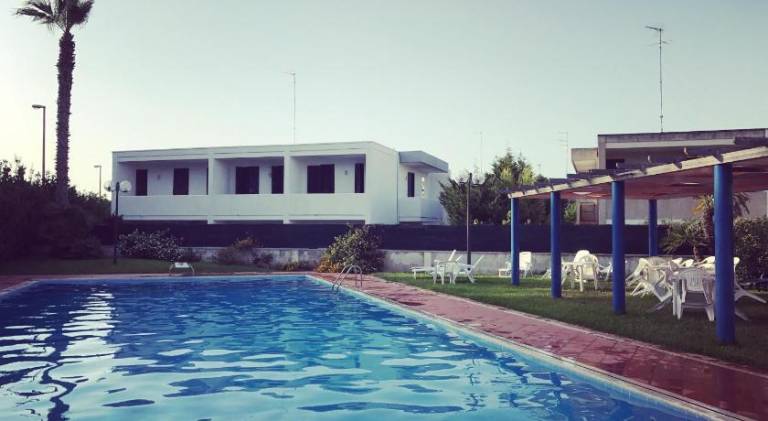 Serviced apartment with barbecue, yard & pool in Melendugno