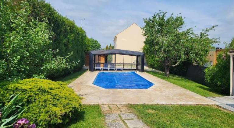 Vacation home with pool & hot tub in Goussainville