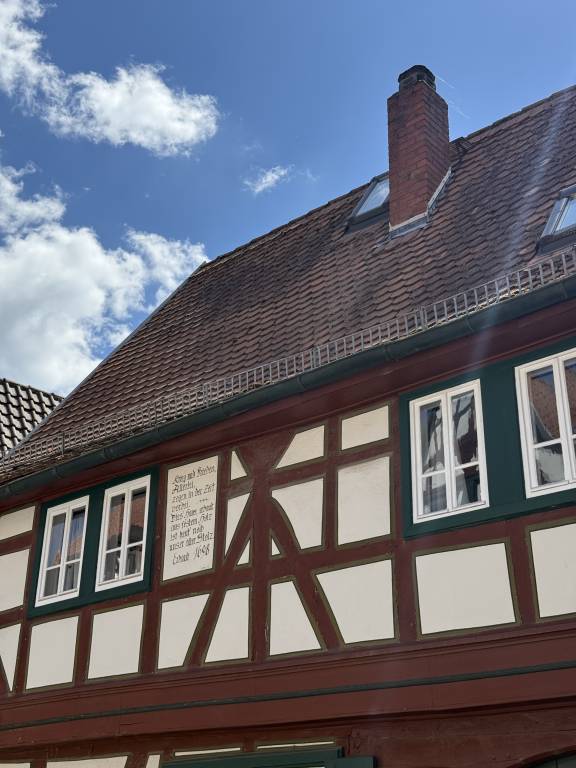 Historisches Altstadthaus mit Blick auf die Basilika