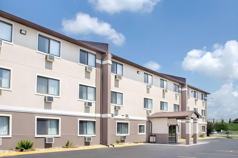 Boarders Inn & Suites by Cobblestone Hotels - Waterloo in Waterloo, IA