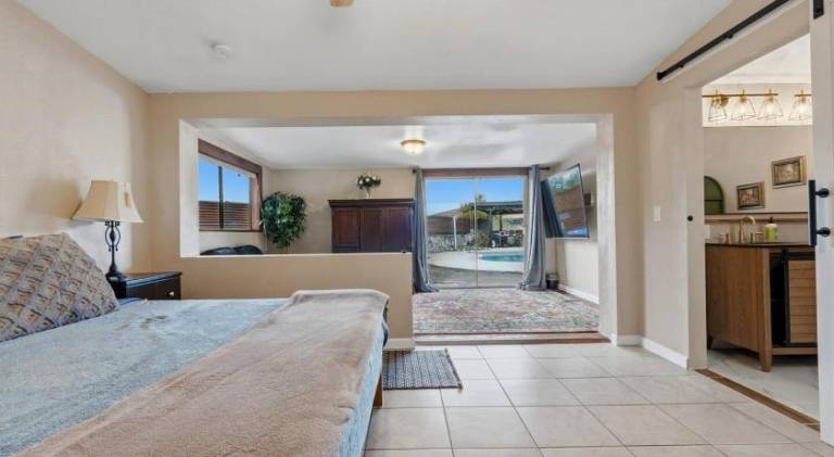 Vacation home with jacuzzi & pool — photo 2