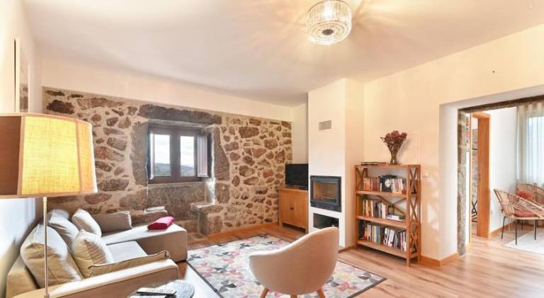 House with patio, yard & private pool in Braga