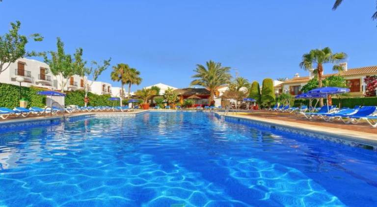 Fully equipped rental apartment with patio, yard & pool | Next to the beach | Pets allowed in Playas