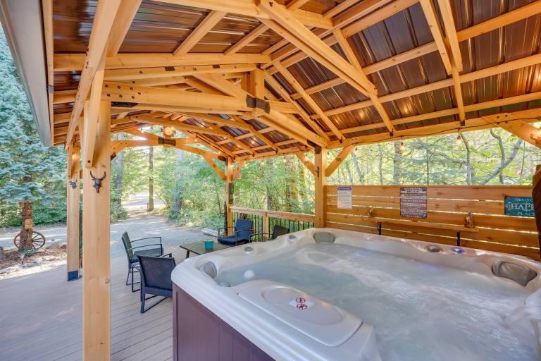 Spacious Packwood Cabin w/ Hot Tub - Near River — photo 4